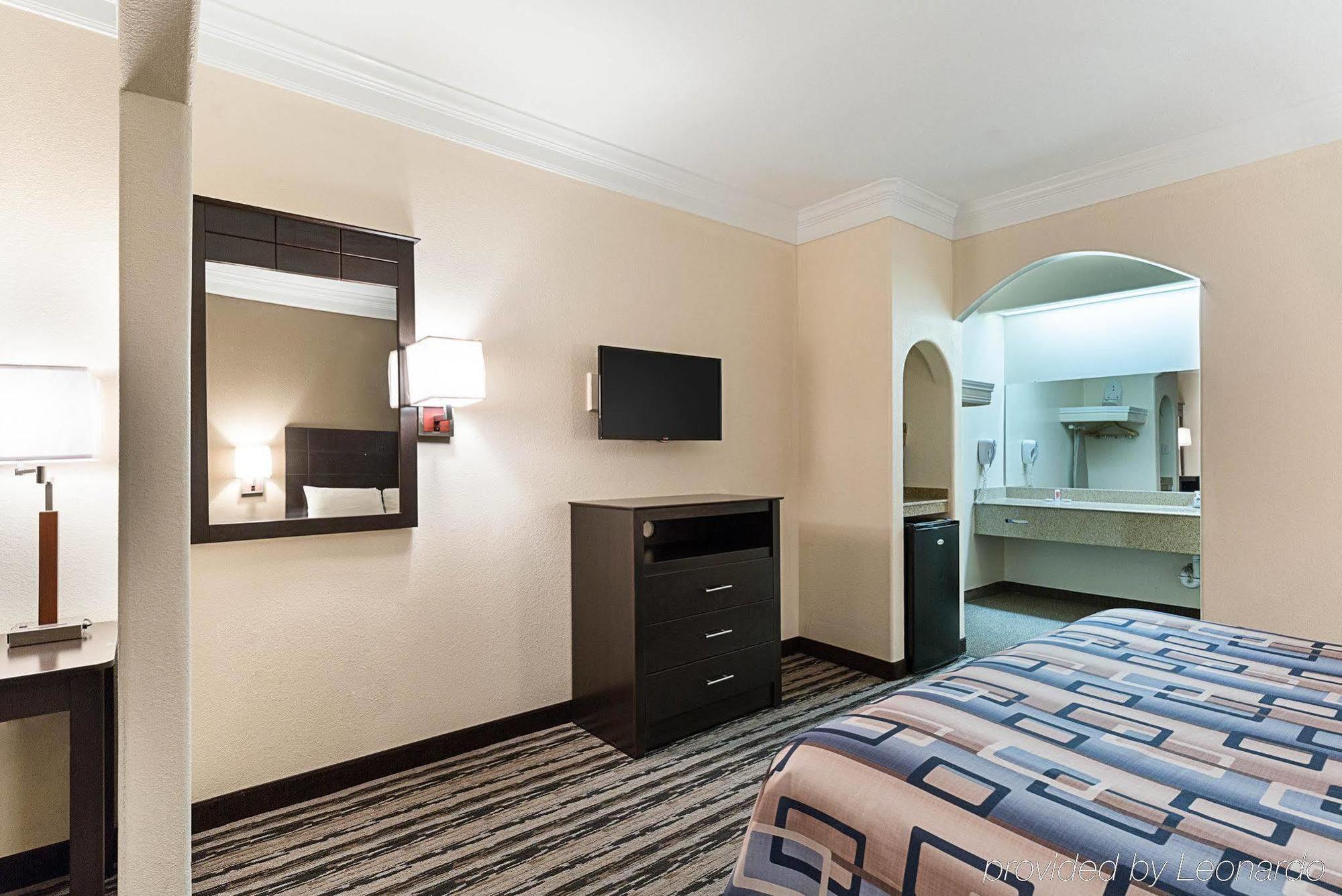 Red Roof Inn & Suites Houston - Humble/Iah Airport Exterior foto