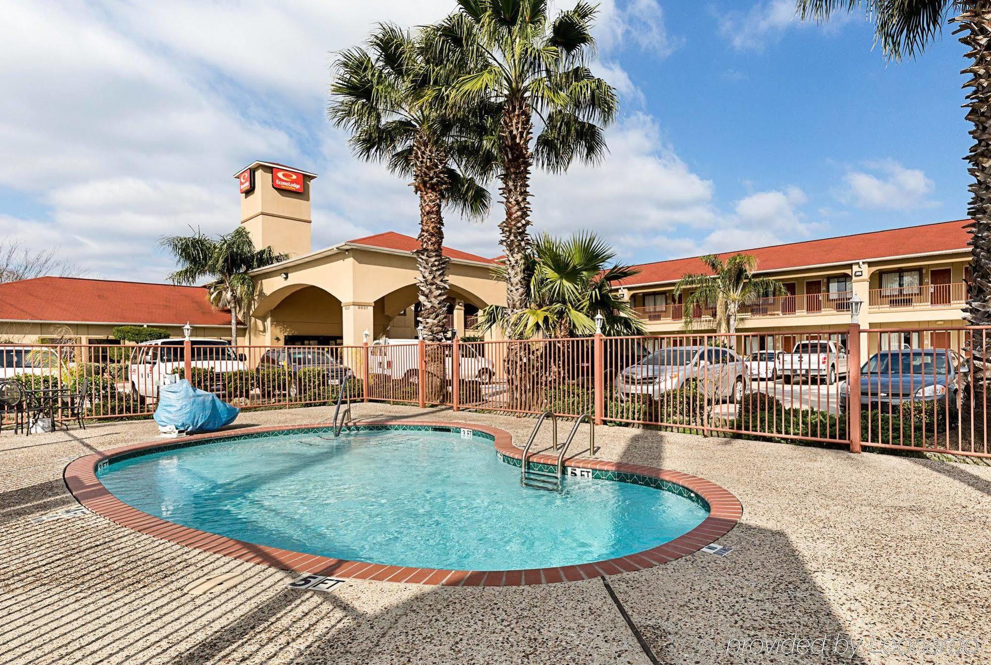 Red Roof Inn & Suites Houston - Humble/Iah Airport Exterior foto